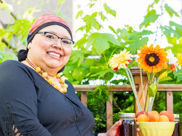 Mujer hispana con una sonrisa brillante cenando al aire libre —  Fotos de Stock