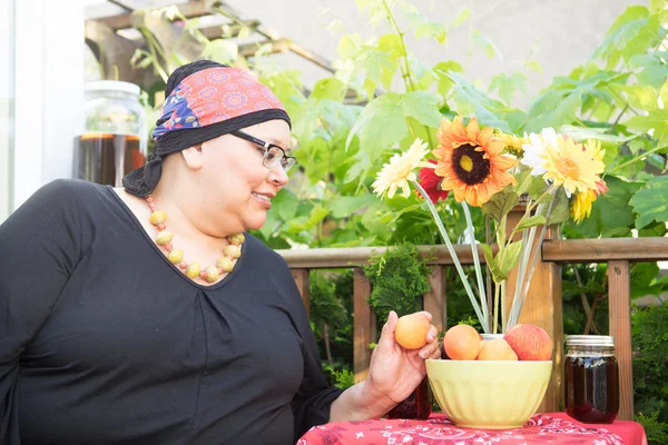 Latina Female Holds Apricot In Hand — Stock Photo, Image