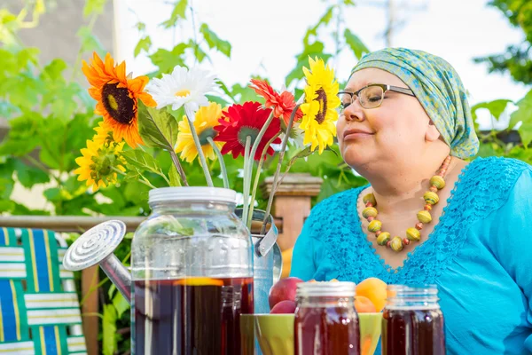 Hispanic Woman Enjoys Evening Snack Outside — Stock Photo, Image