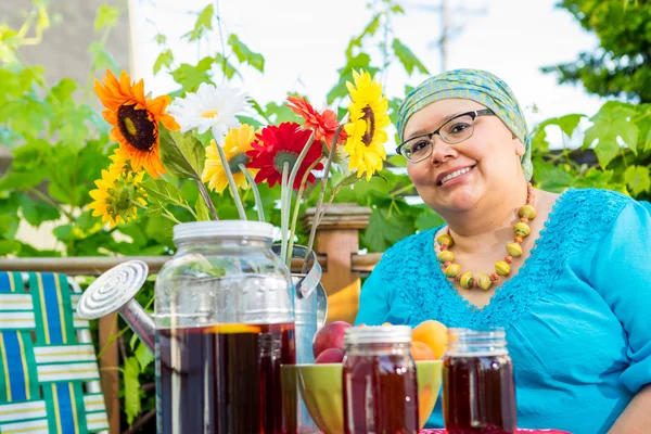Mujer hispana con una sonrisa brillante cenando al aire libre —  Fotos de Stock