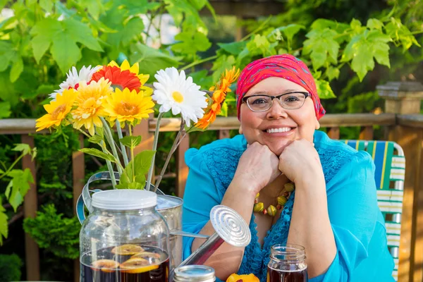 Femme hispanique avec sourire lumineux dinant à l'extérieur — Photo