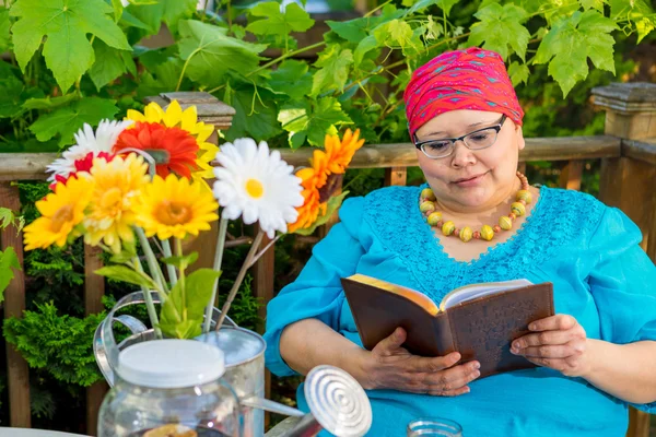 Lectura femenina al aire libre en el patio — Foto de Stock