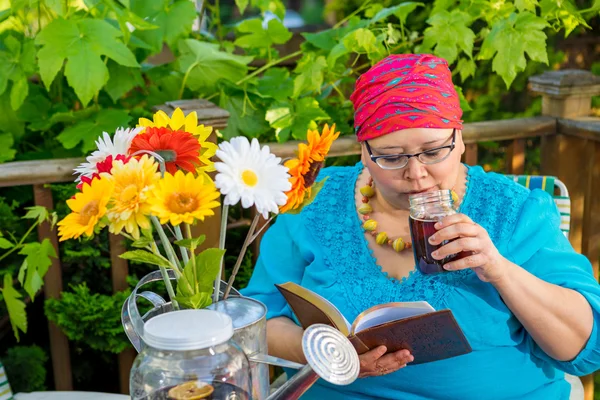 Hispanic Woman Enjoys Evening Snack Outside — Stock Photo, Image