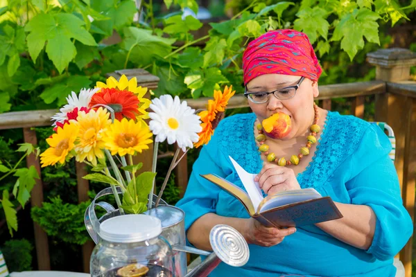 Hispanic Woman Enjoys Evening Snack Outside — Stock Photo, Image