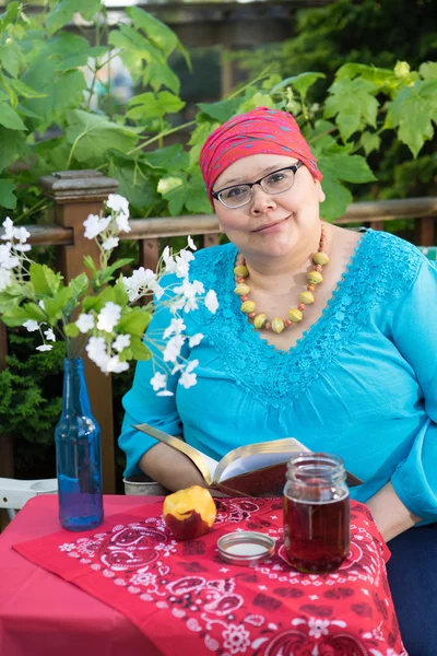 Female Enjoys Pleasent Evening From Farmhouse Deck — Stock Photo, Image