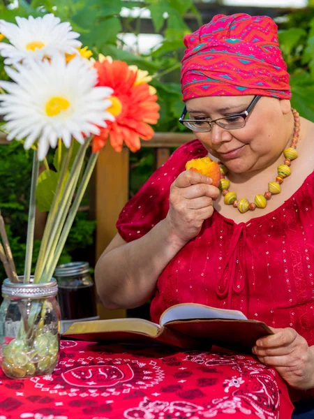 Leitura feminina ao ar livre no pátio Fotos De Bancos De Imagens