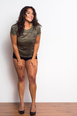 kıvırcık saçlı curvy genç kadın