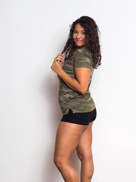 kıvırcık saçlı curvy genç kadın