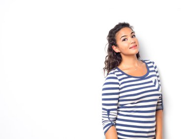 kıvırcık dalgalı saçlı güzel kadın