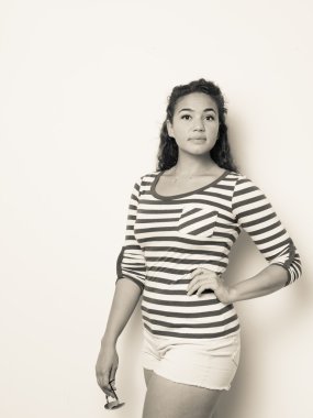 kıvırcık dalgalı saçlı güzel kadın