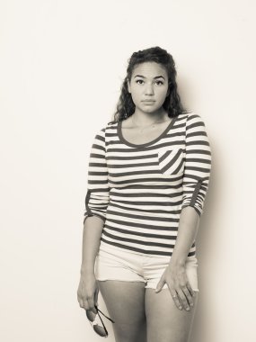 eğlenceli genç bayan yaz kıyafeti