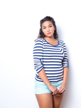 eğlenceli genç bayan yaz kıyafeti