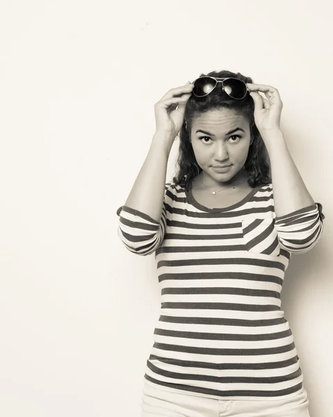 Jovem bonito feminino com diversão verão olhar — Fotografia de Stock