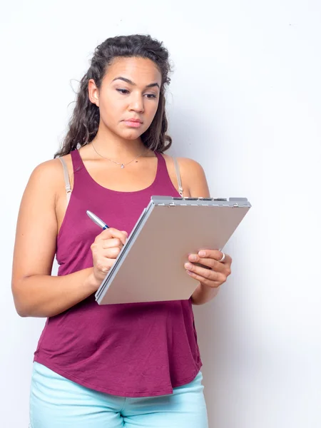 Junge Dame überprüft Papierkram — Stockfoto