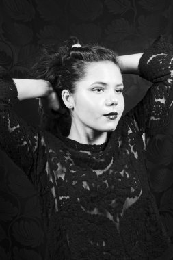 Siyah dantelli bluz çarpıcı genç kadın