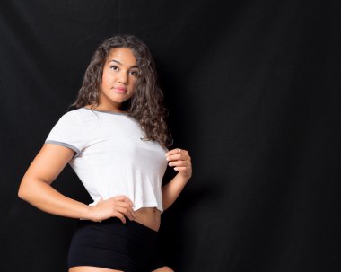 Duvara yaslanmış çekici kadın