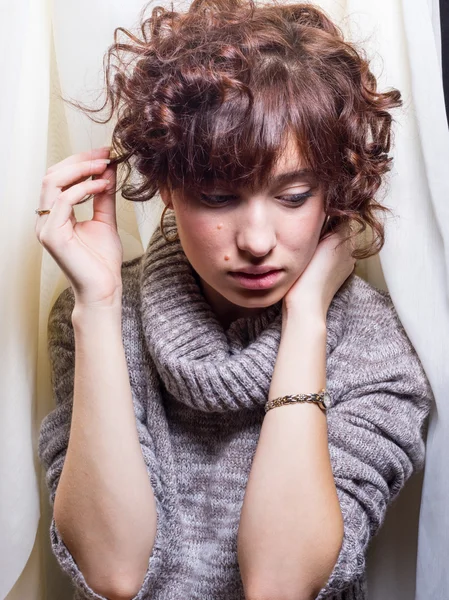 Carino femminile Fussing con i capelli — Foto Stock