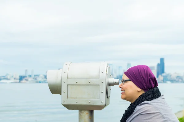 Mujer de mediana edad usando un telescopio público —  Fotos de Stock