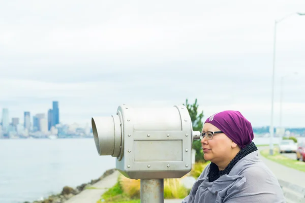 Middle Aged Female Using Public Telescope — Stock Photo, Image