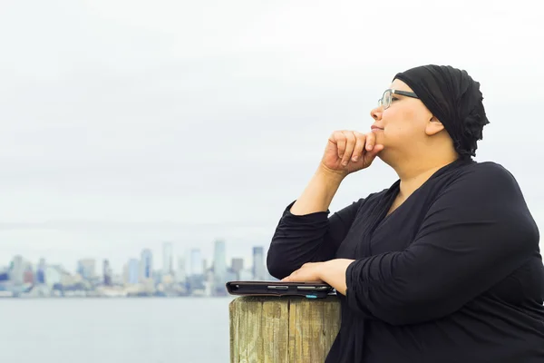 Kvinde reflekterer over medicinsk tilstand - Stock-foto