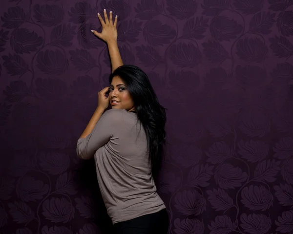 Jonge Indiase vrouw uitvoeren van dans — Stockfoto