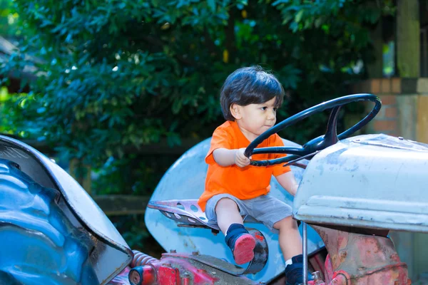 Jeune enfant grimpant sur l'équipement de terrain de jeu — Photo