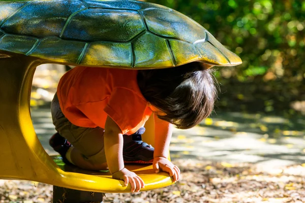 Bambino Arrampicata su attrezzature per parchi giochi — Foto Stock