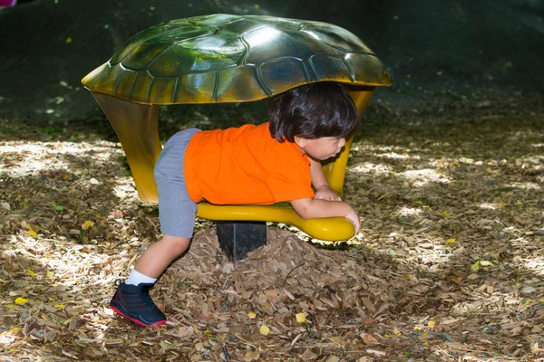 Bambino durante il tempo di gioco al parco — Foto Stock