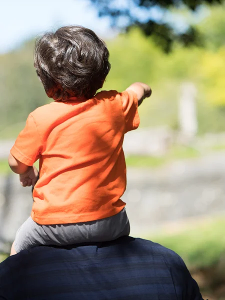 Niño sentado en los hombros de los papás Fotos de stock libres de derechos