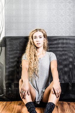 Katta oturan sevimli Amerikan erkek