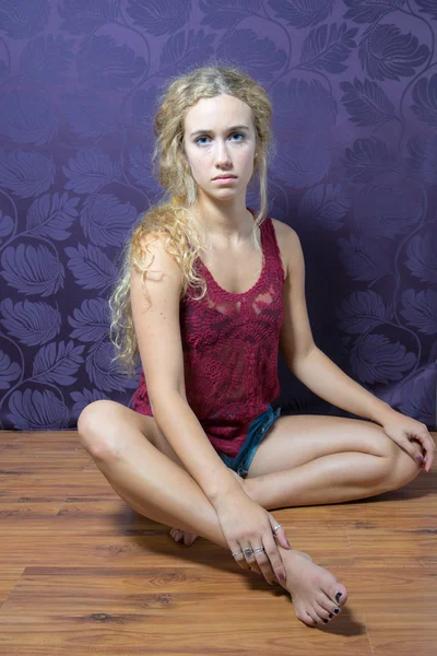 Allvarliga Young Lady sitter ner — Stockfoto