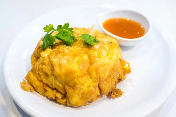 Deliziose uova di granchio fritte in omelette di stile tailandese — Foto Stock