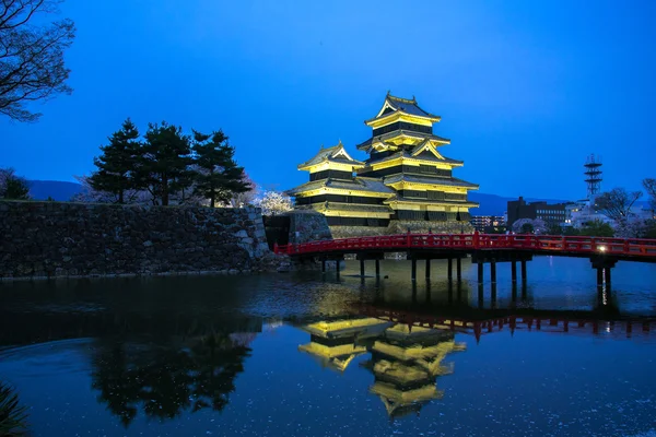 Hermosa vista panorámica del castillo de Matsumoto en el crepúsculo, Japón — Foto de Stock