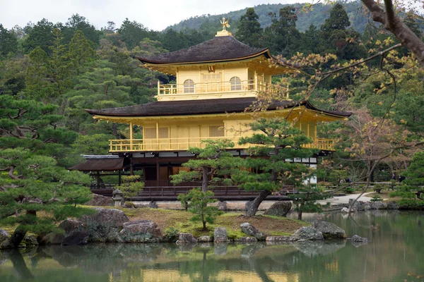 Kinkakuji tempel in het voorjaar seizoen - de beroemde gouden paviljoen in Kyoto, Japan. — Stockfoto