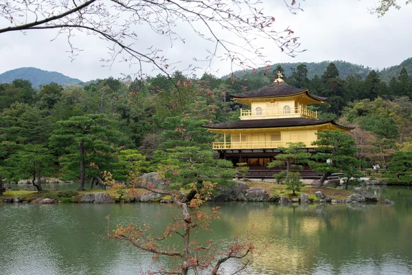 Templo Kinkakuji en la temporada de primavera - el famoso Pabellón de Oro en Kyoto, Japón . — Foto de Stock