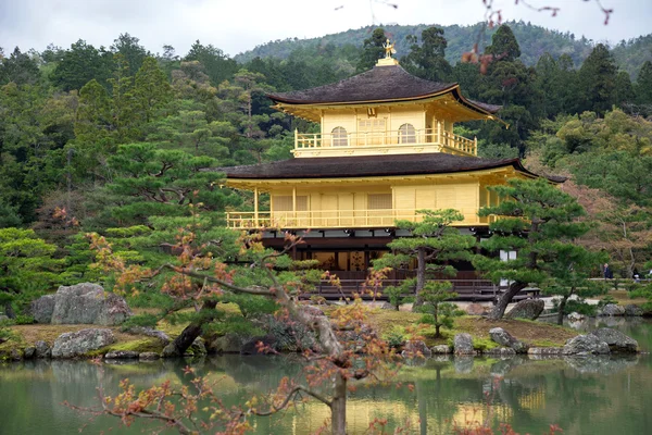 Templo Kinkakuji en la temporada de primavera - el famoso Pabellón de Oro en Kyoto, Japón . — Foto de Stock