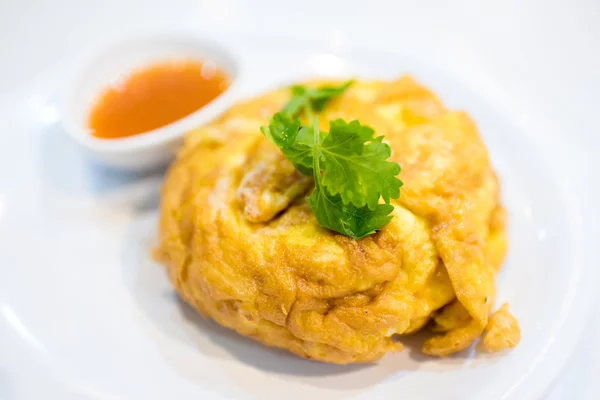 Deliziose uova di granchio fritte in omelette di stile tailandese — Foto Stock