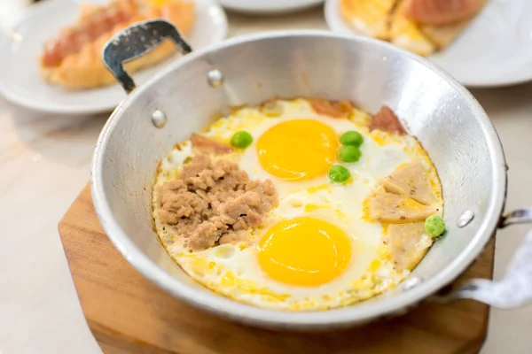 Œuf poêlé en Indochine avec porc et garnitures, Nourriture de petit déjeuner dans le style thaïlandais — Photo