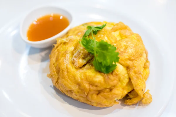 Deliziose uova di granchio fritte in omelette di stile tailandese — Foto Stock