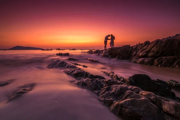 Vacker solnedgång på Kalim beach, Phuket, Thailand i twilight tider Royaltyfria Stockbilder