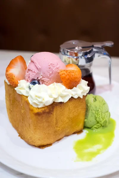 Shibuya honing toast met fruit en groene thee ijs, Japanse dessert — Stockfoto