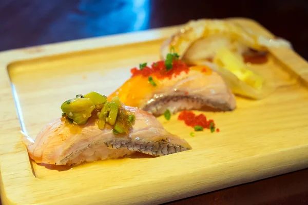 Закрыть набор суши из кожи лосося — стоковое фото
