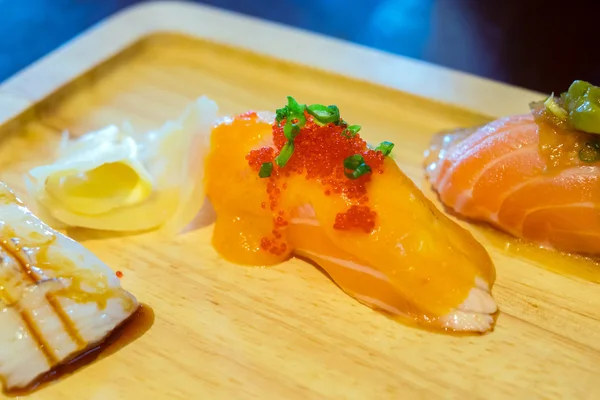 Gros plan sur les sushis en peau de saumon — Photo