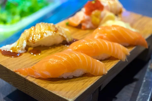 Закрыть набор суши из лосося — стоковое фото
