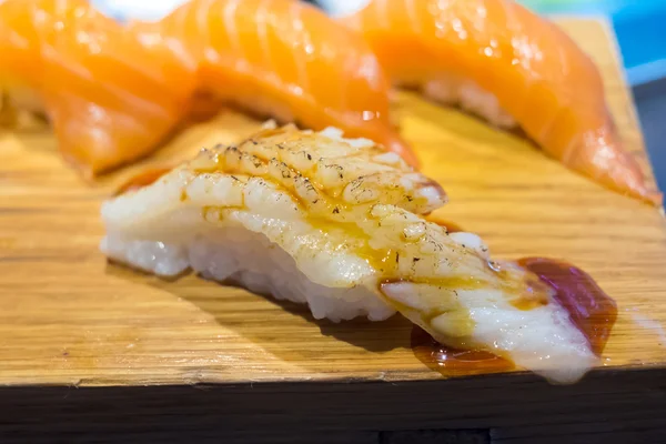 Engawa sushi (Fischflossensushi), traditionelle japanische Küche — Stockfoto