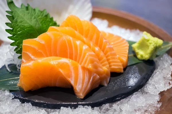 Sashimi au saumon sur glace Images De Stock Libres De Droits