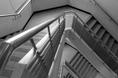 siyah ve beyaz ses tonuyla üçgen merdiven paterni