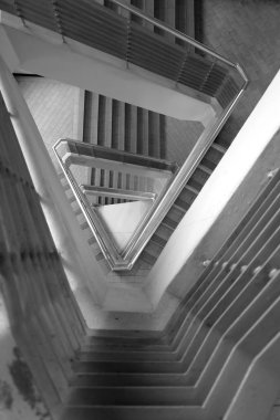 siyah ve beyaz ses tonuyla üçgen merdiven paterni