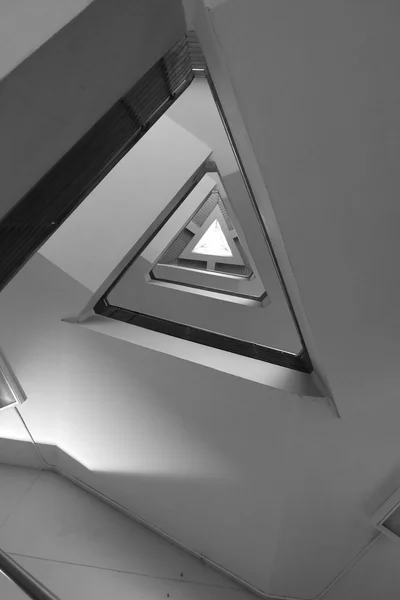 Modello di scala triangolo in tono bianco e nero — Foto Stock