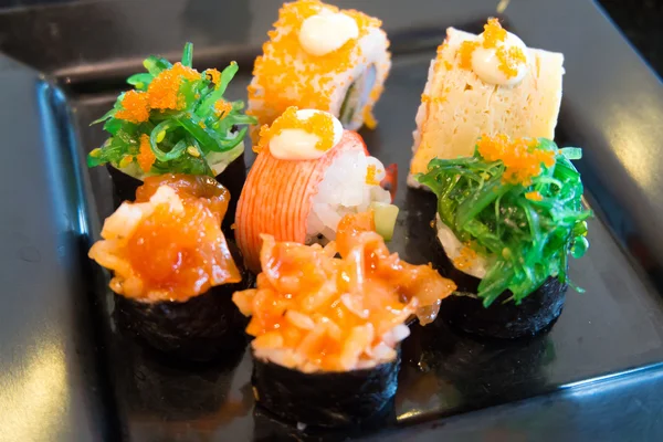 Primer plano de sushi de variedad en Black Dish — Foto de Stock